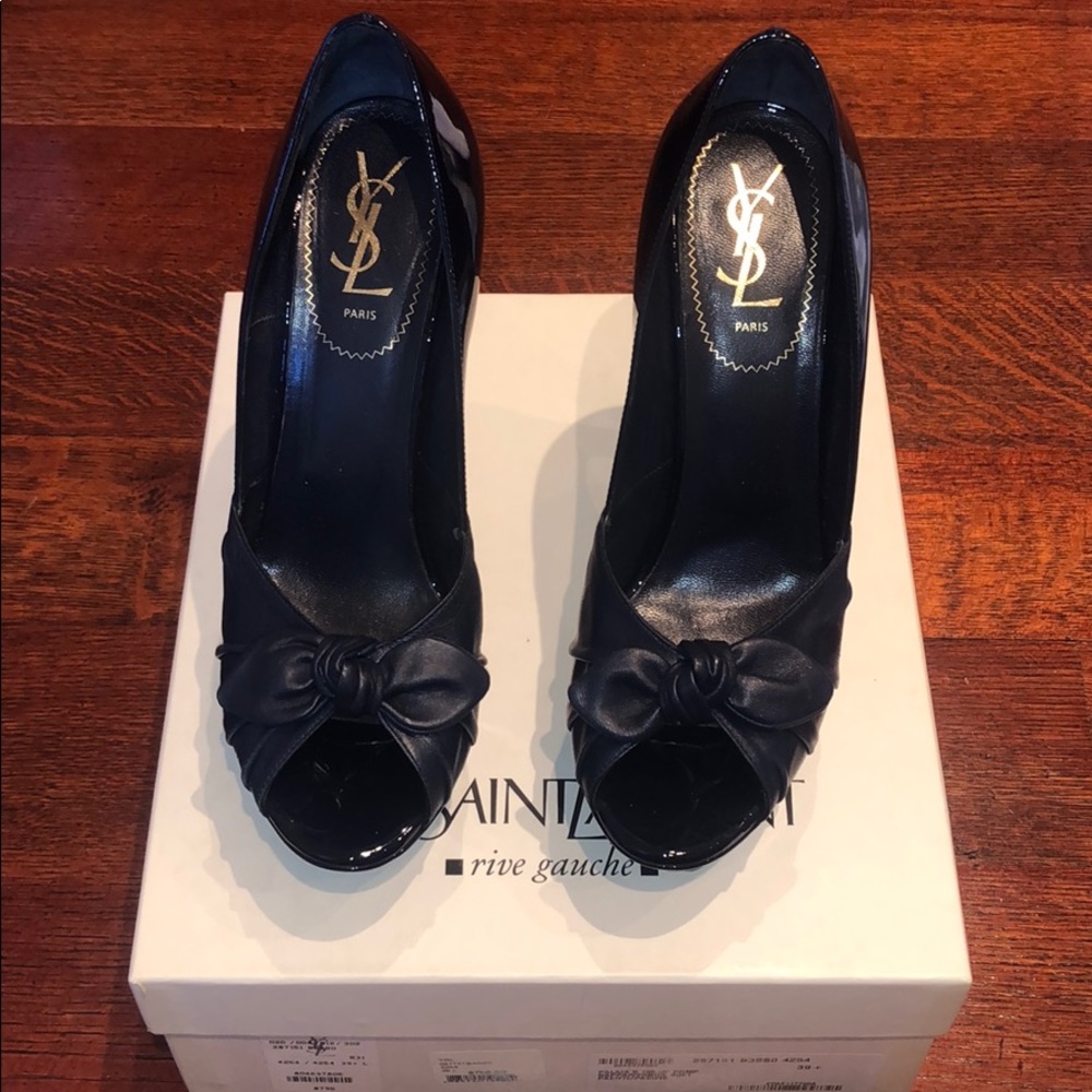 Yves Saint Laurent navy leather heel